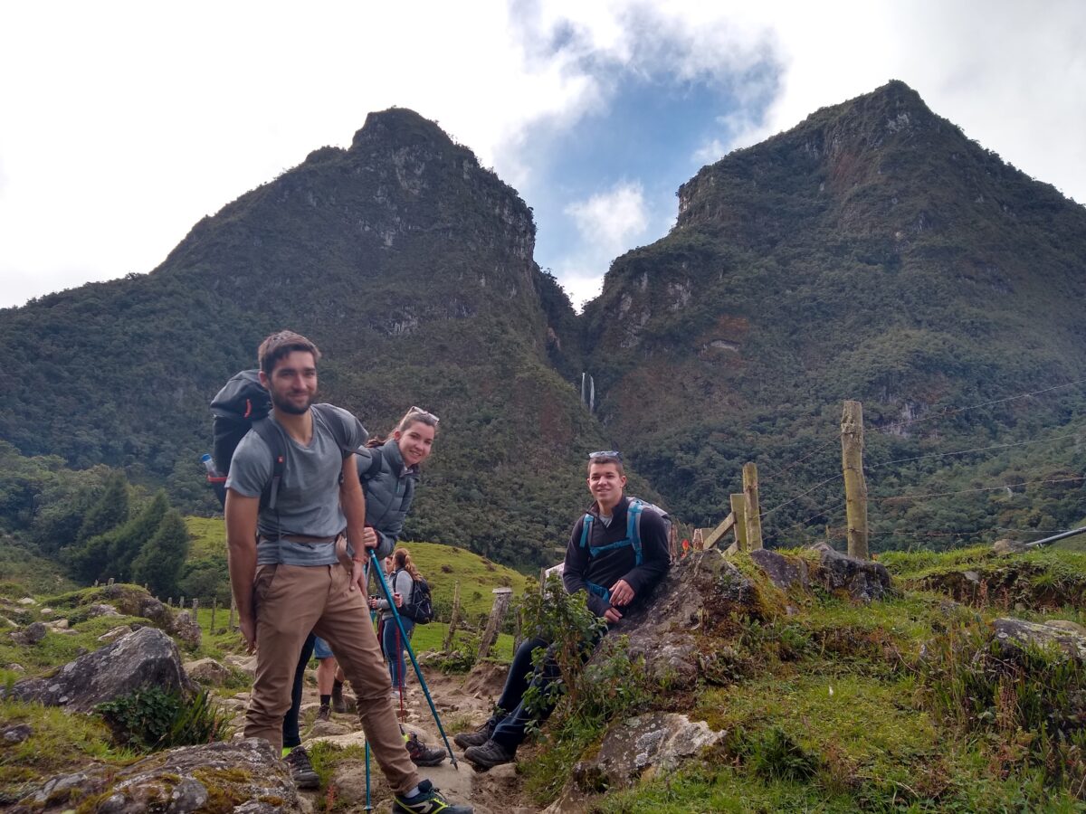 Caminantes en ruta hacia la Laguna del Otún y Cima Santa Isabel