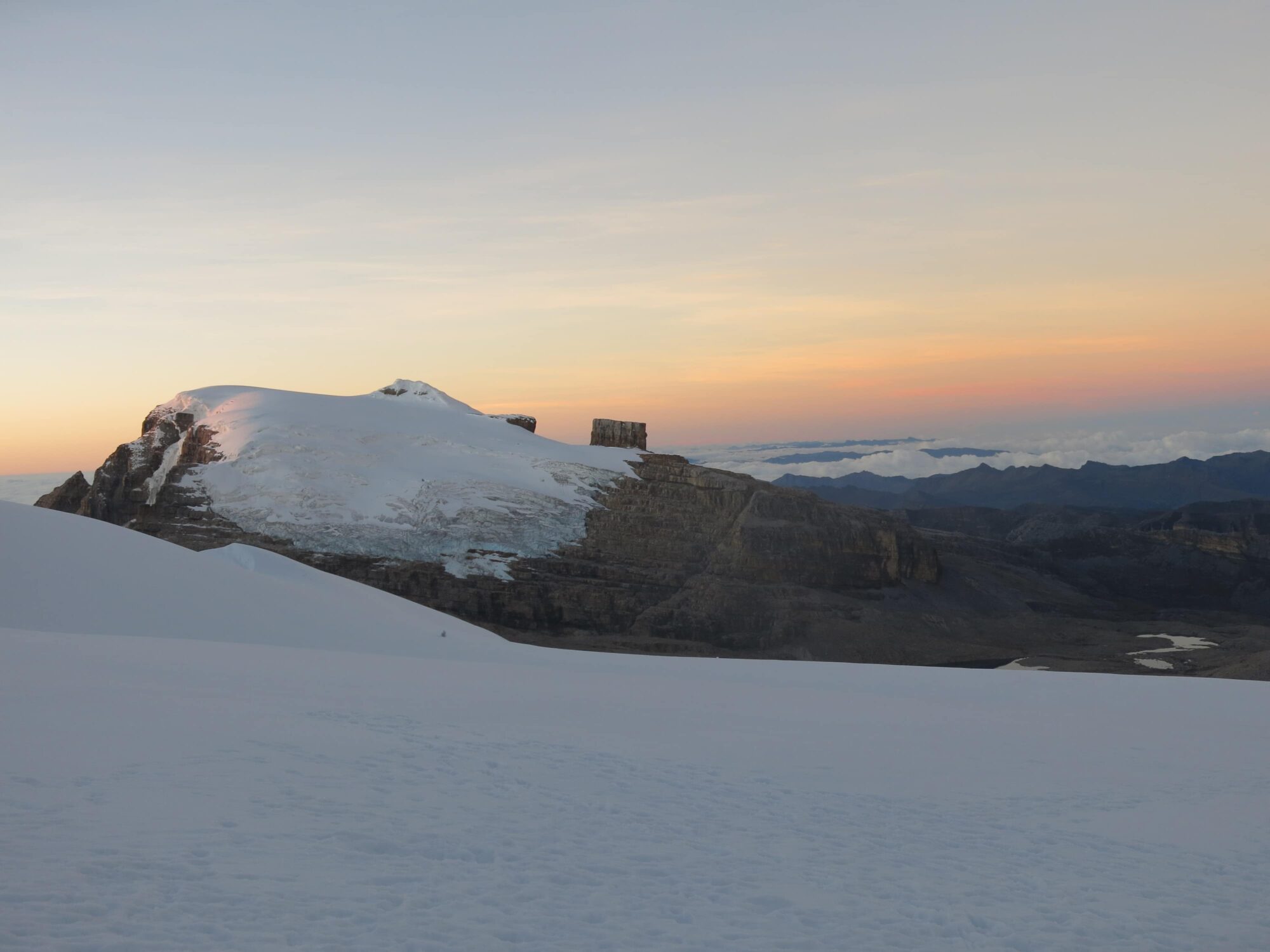 Paisaje glaciar del Parque Nacional Natural El Cocuy al amanecer