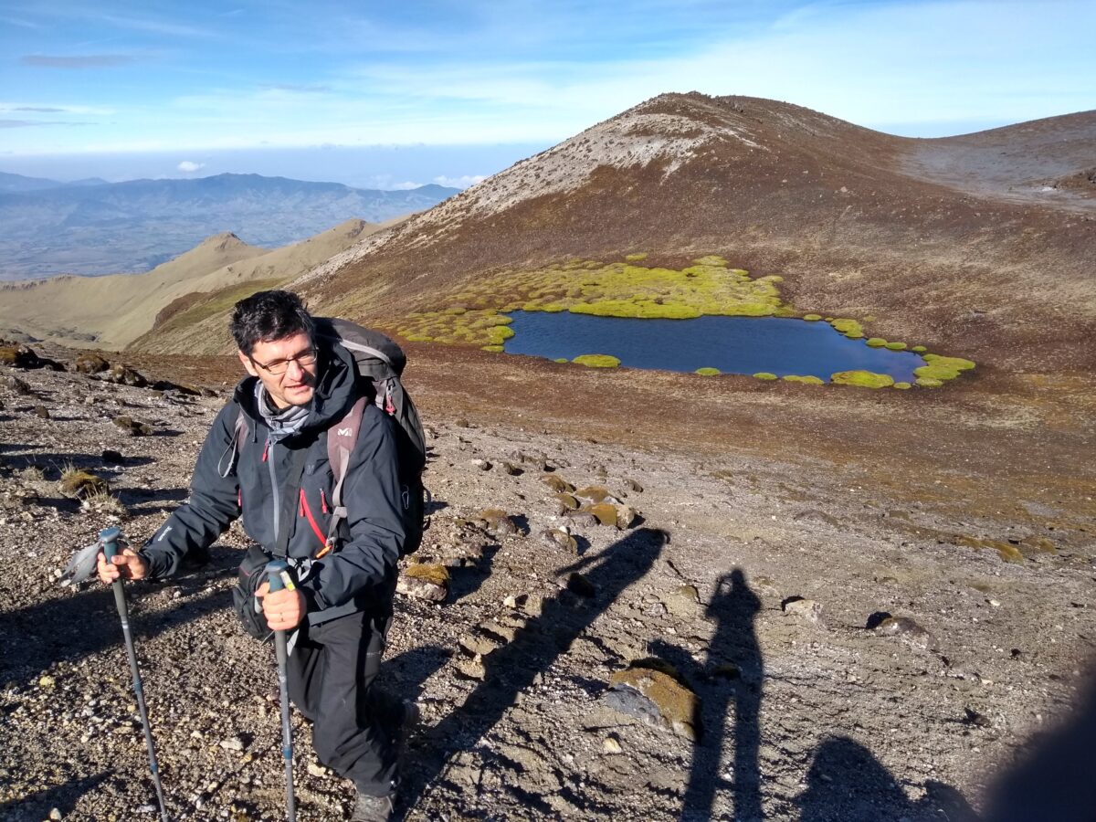 Caminante en paisaje volcánico durante el trek Volcán Puracé y Coconucos