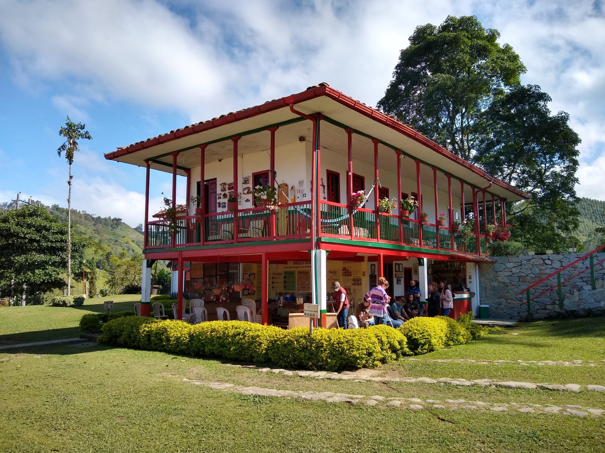 Casa campestre en paisaje rural de Colombia rodeada de naturaleza
