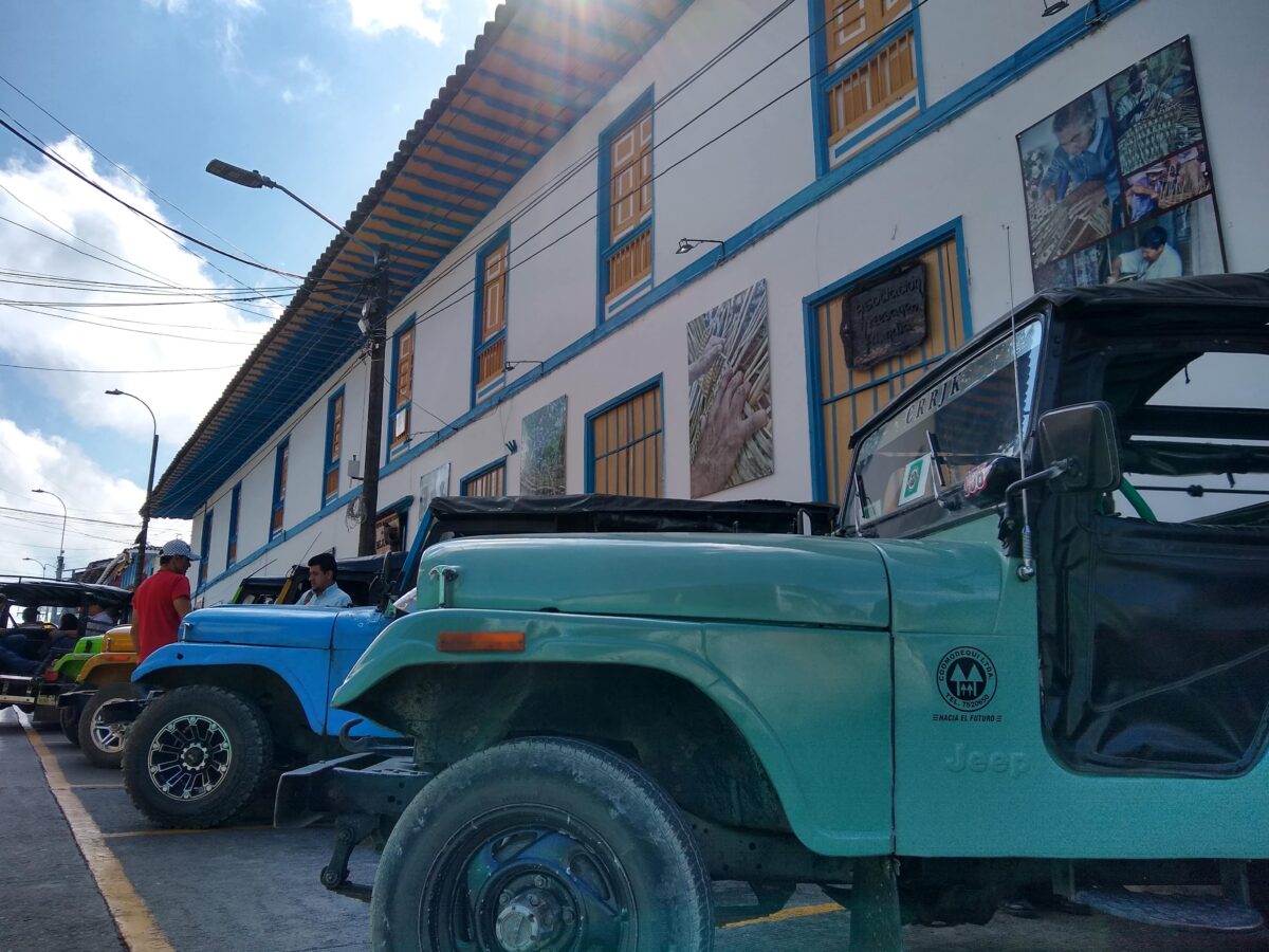 Jeep Willys en una calle tradicional de Filandia con arquitectura colorida del Eje Cafetero colombiano
