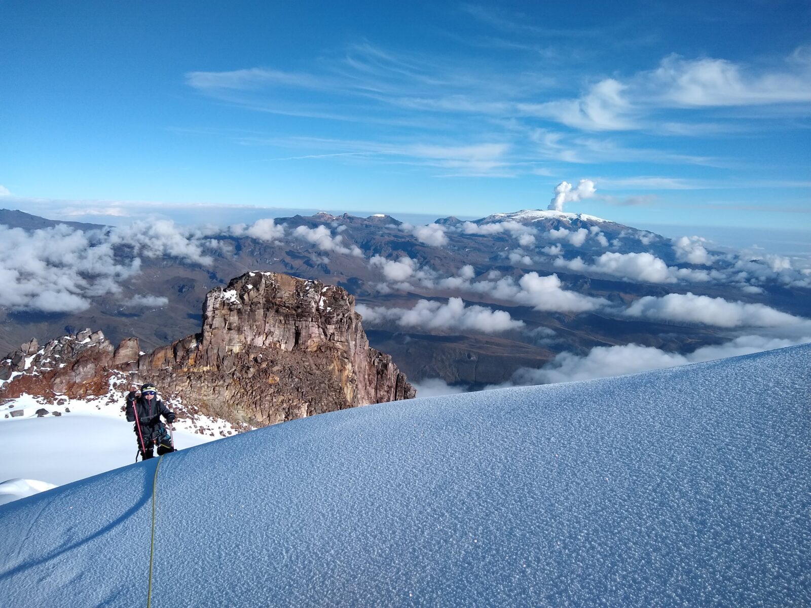 Montañista ascendiendo sobre glaciar hacia la cima del Nevado del Tolima