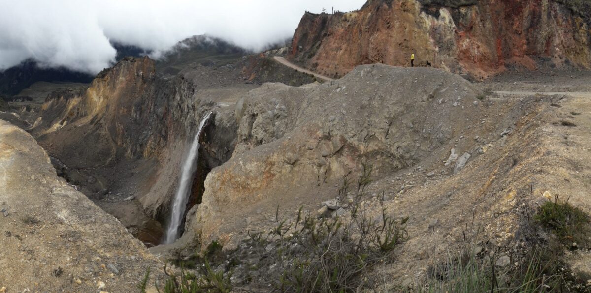 Paisaje volcánico del Valle de las Tumbas en el Nevado del Ruiz