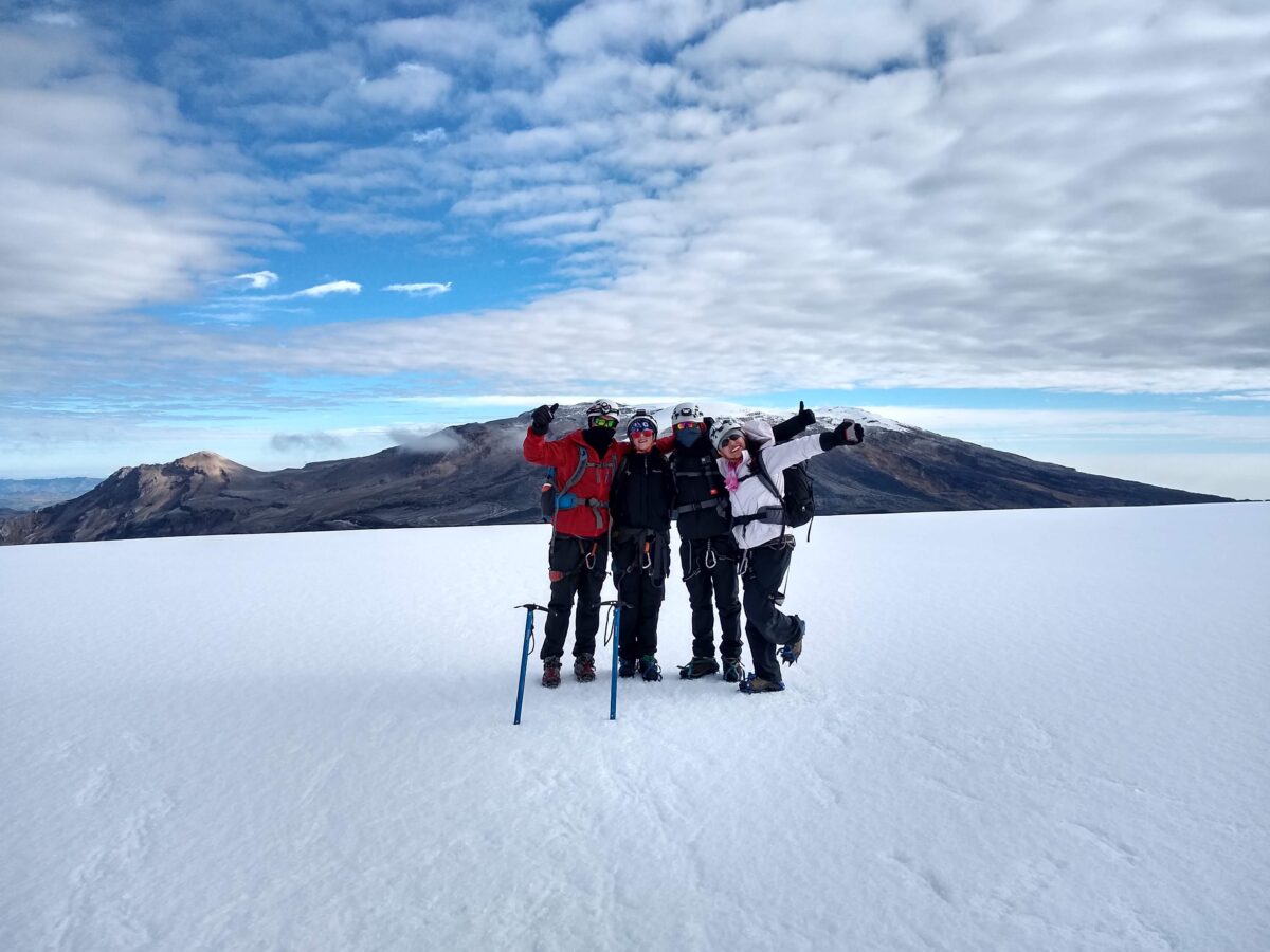 Grupo de montañistas en la cima del Nevado Santa Isabel