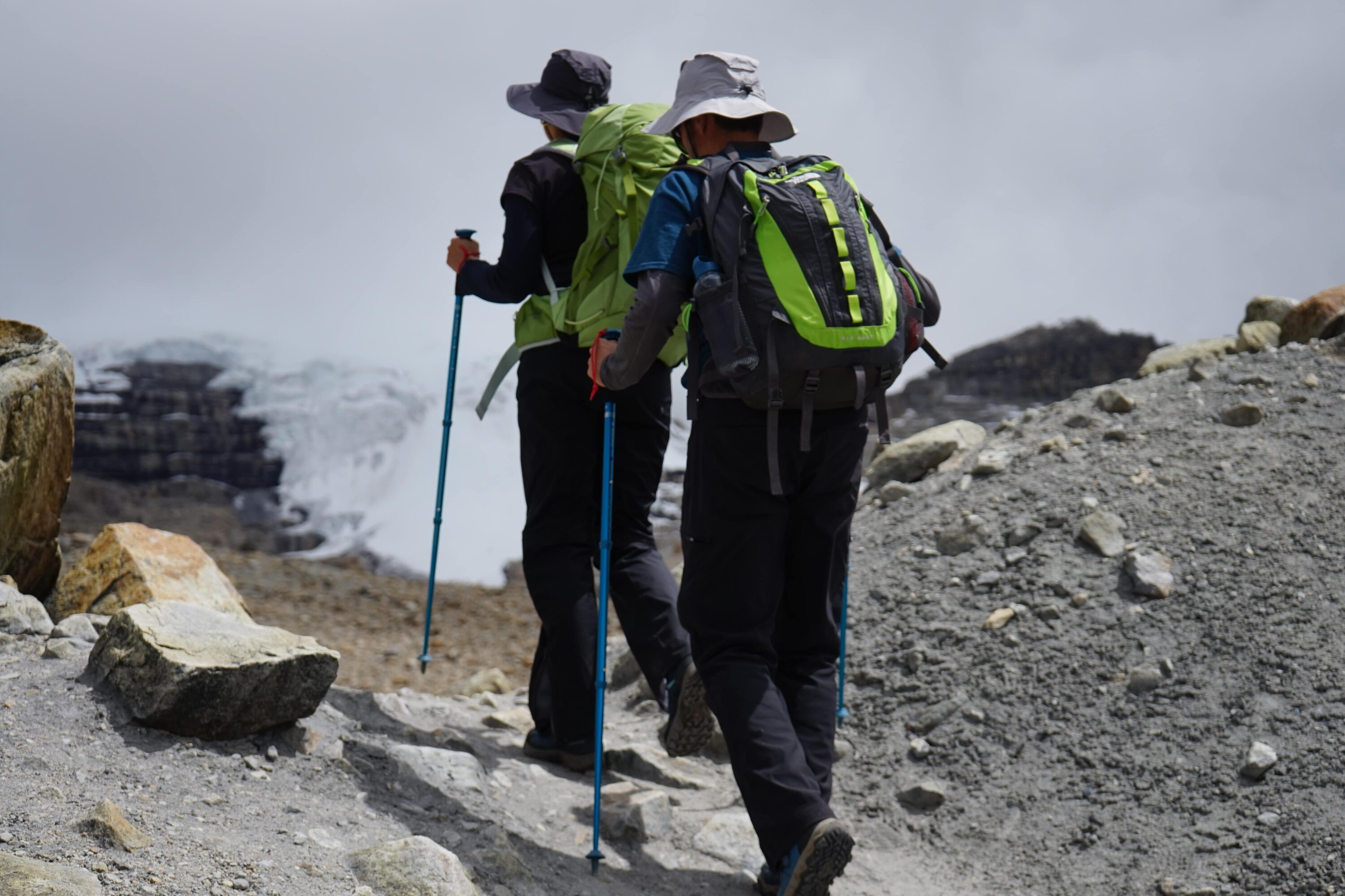 Caminantes con morrales en una ruta de montaña con Montañas Colombianas