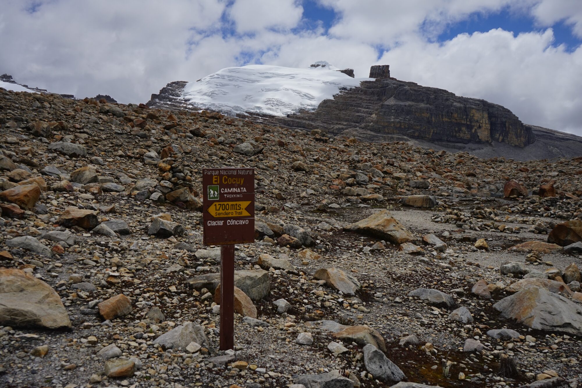 Señal del sendero hacia el Glaciar Cóncavo en el Parque Nacional Natural El Cocuy
